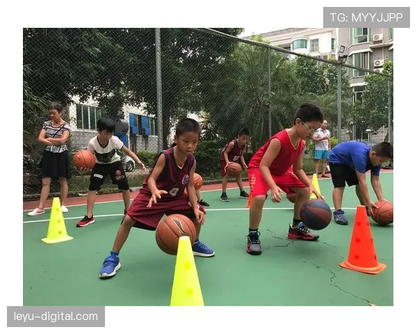 运球变向时如何避免出现违规动作？初学者必读规则解析